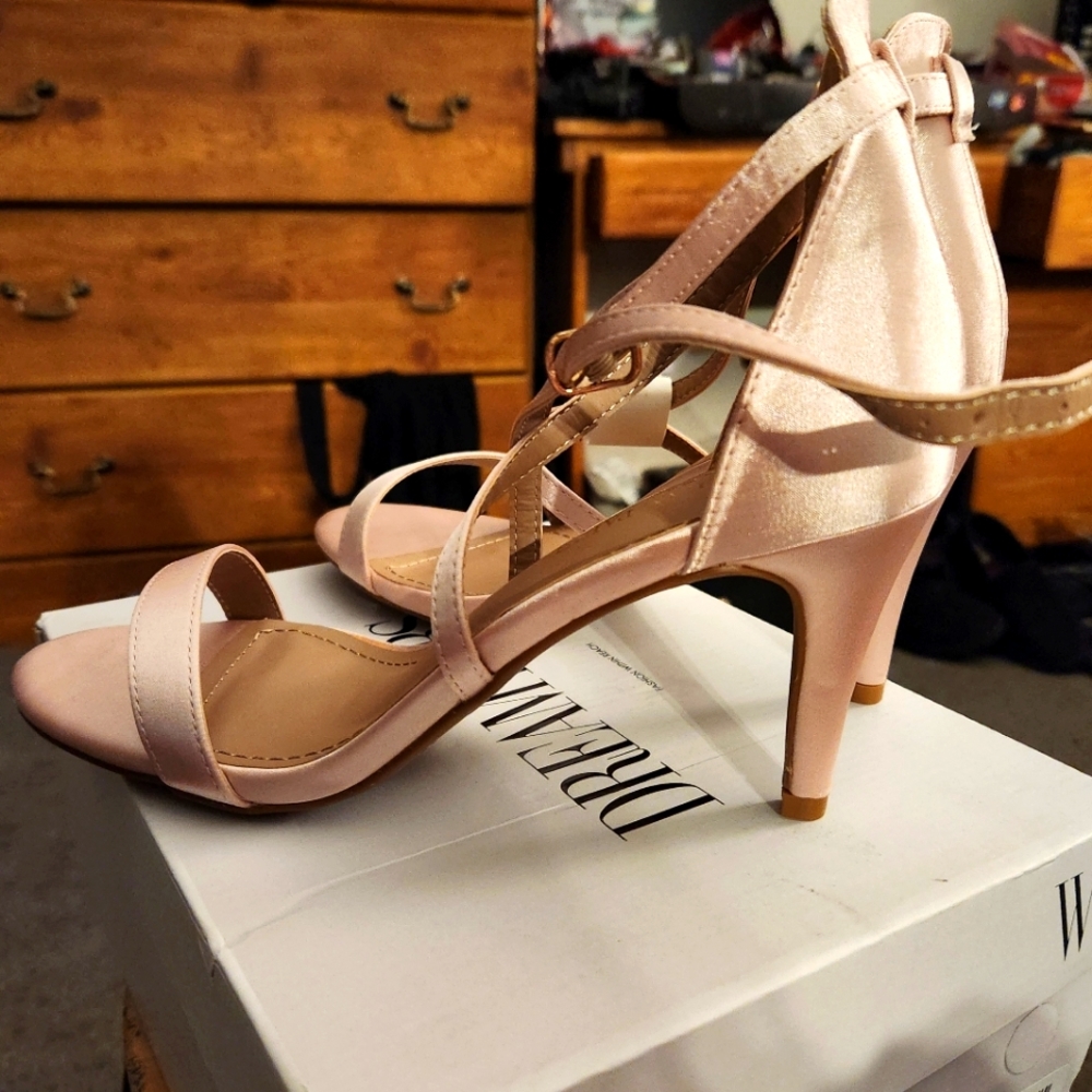 Beautiful "Dream Pairs" Champagne Heels size 9.5